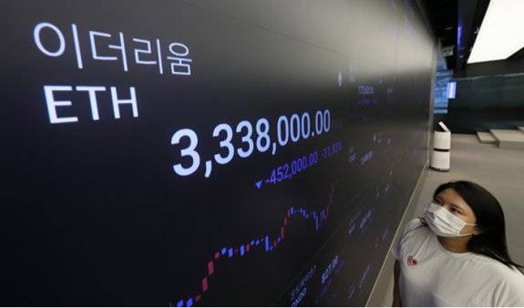 2024년 8월 5일 서울 강남구 업비트라운지에 설치된 패드에 이더리움 시세가 표시돼 있다. 동아DB