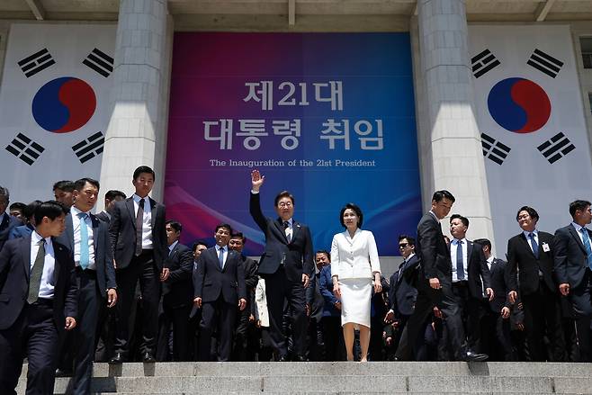 6월4일 이재명 대통령과 김혜경 여사가 국회 본청 로텐더홀에서 열린 제21대 대통령 취임선서를 마친 뒤 본청 앞마당에 모인 지지자들을 향해 인사하고 있다. ⓒ국회사진기자단