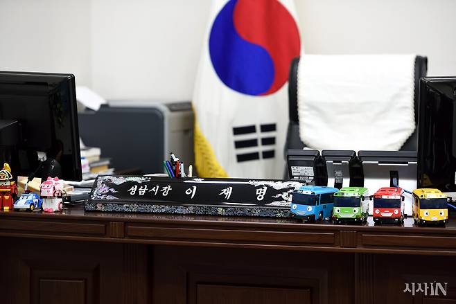 2015년 11월9일 이재명 성남시장이 사용했던 시장 집무실 책상. 당시 ‘청년 기본소득’ 정책 등을 내놓으며 논란의 중심에 섰다. ⓒ시사IN 신선영