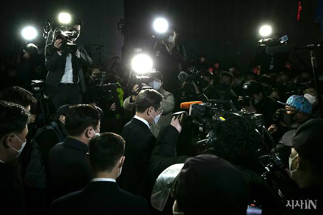 2022년 3월10일 새벽 이재명 더불어민주당 대선후보가 서울 여의도 당사에서 열린 제20대 대선 패배 승복 기자회견을 마친 뒤 퇴장하고 있다. ⓒ시사IN 신선영