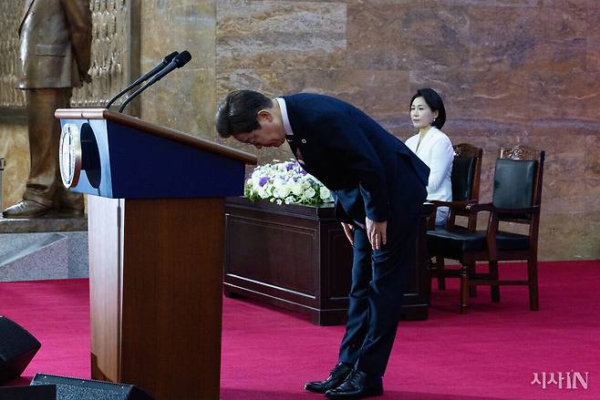 6월4일 이재명 대통령이 국회 본청 로텐더홀에서 열린 제21대 대통령 취임 선서 행사에서 취임사를 한 뒤 허리를 숙여 인사하고 있다. ⓒ시사IN 신선영