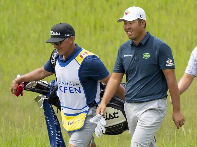 안병훈(오른쪽)이  RBC 캐나다 오픈 최종라운드 5번 홀에서 캐디와 함께 페어웨이를 걷고 있다.  토론토(캐나다 )  |  AP뉴시스
