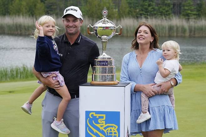 라이언 폭스(뉴질랜드)가 8일(현지 시간) 캐나다 온타리오주 칼레돈 TPC 토론토 앳 오스프라이 밸리에서 열린 미국프로골프(PGA) 투어 RBC 캐나다오픈 정상에 올라 가족과 함께 기념 촬영하고 있다. 폭스는 최종 합계 18언더파 262타로 샘 번스(미국)와 동타를 이뤄 연장 끝에 우승, 통산 두 번째 우승을 차지했다. 칼레돈(캐나다) ㅣAP 뉴시스