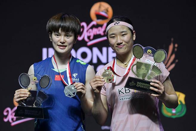 안세영(왼쪽)이 8일 인도네시아오픈 여자단식에서 우승한 뒤 준우승한 왕즈이와 함께 기념 사진을 찍고 있다. AFP연합뉴스