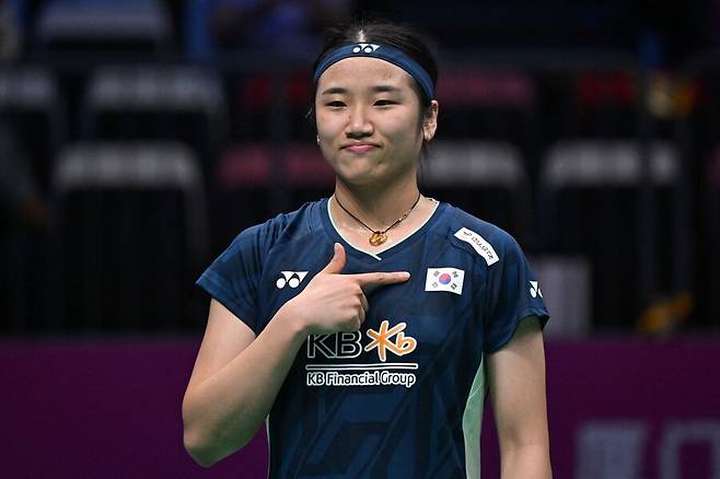 ▲ 안세영은 우승을 확정할 때마다 코트에서 무릎을 접고 크게 포효한 뒤 엄지와 검지를 90도로 맞춰 왼쪽 가슴에 새겨진 태극마크를 겨냥하는 특유의 세리머니가 인상적인 선수다. 보는 이에게 청량감을 선사하는 그만의 '시그니처 무브'인데 여기에 하나가 더 추가된 모양새다. 영어로 말하는 그의 우승 소감 역시 비상한 화제를 모으고 있다.&nbsp;ⓒ 연합뉴스
