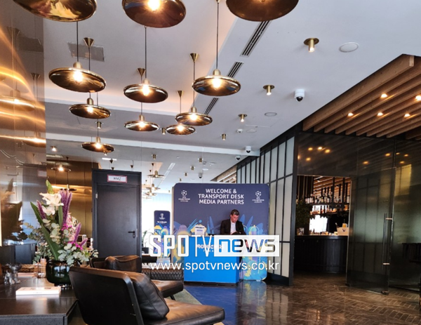 ▲ UCL을 찾은 관계자들을 위해 UEFA가 지정한 호텔에 마련된 안내 부스, 공항 이동부터 미팅 장소 등 온갖 문의 해결이 가능하다. 성격에 맞는 투어 프로그램이나 미팅 인사까지 섭외 가능하다. 이 역시 철저하게 메뉴얼화 되어 있다. VIP, 중계 방송 관계자, 후원사, 사회 공헌 등 여러 성격에 따라 호텔도 섞지 않고 분류했다.(사진 맨 위) 팬들이 먹고 쓰도록 공원 등에서는 레전드 매치 등 열었고 팬존을 가동해 맥주, 안주 등을 사먹으며 자연스럽게 소비하도록 유도했다. 경제 효과는 상상 이상이다.