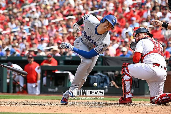 ▲ 오타니 쇼헤이(LA 다저스)는 9일 세인트루이스 카디널스와 경기에서 올 시즌 처음 몸에 맞는 공으로 출루했다. 맷 스밴슨의 스위퍼가 왼쪽 발목으로 날아왔다.