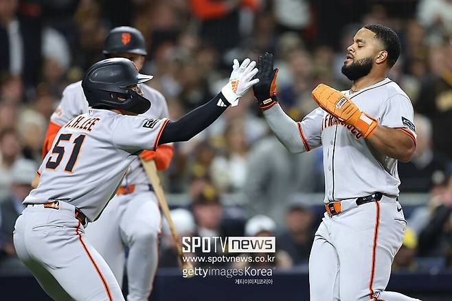 ▲ 이정후와 하이파이브하는 라몬테 웨이드 주니어.