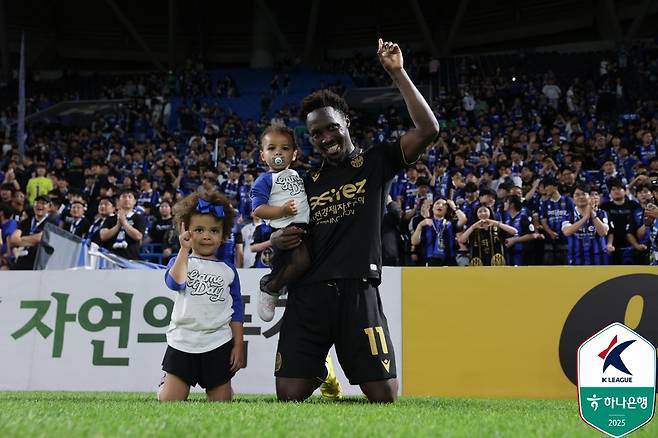 인천 유나이티드 제르소가 8일 인천축구전용경기장에서 열린 부천FC전을 마친 뒤 아이들, 팬들과 함께 기념 사진을 촬영하고 있다. /사진=한국프로축구연맹 제공