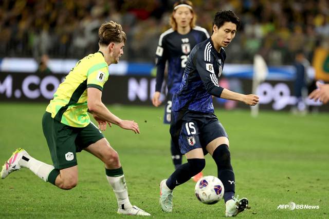 호주-일본(파란색 유니폼) 경기. /AFPBBNews=뉴스1