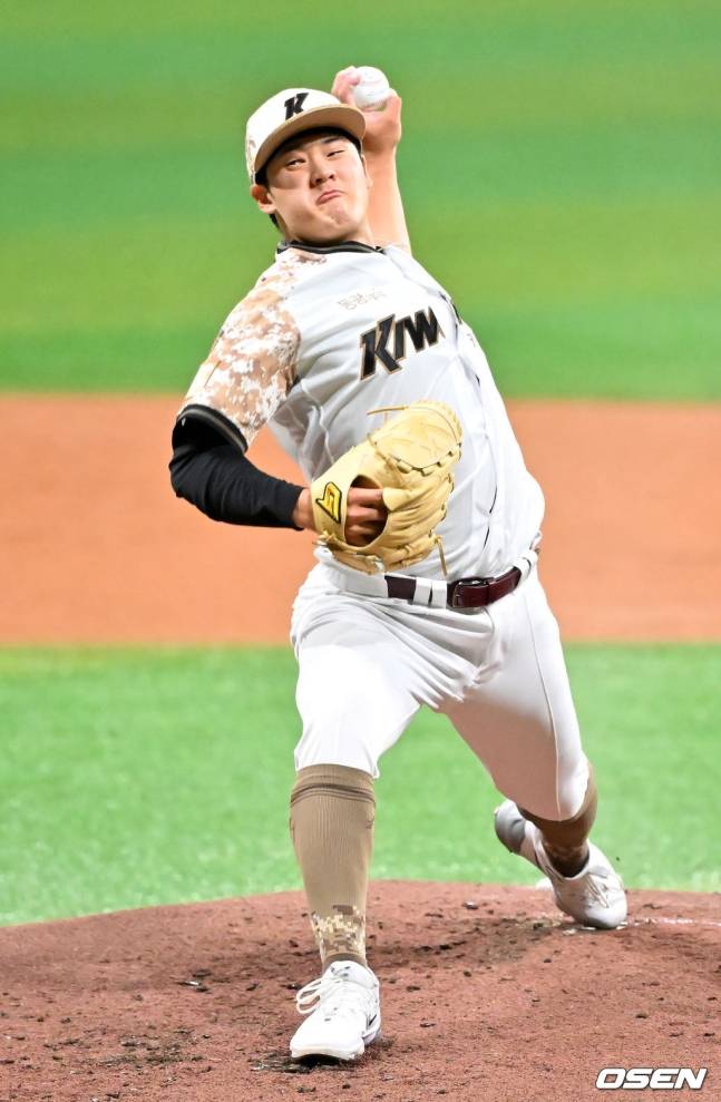 키움 정현우가 8일 고척 LG전에서 역투하고 있다.