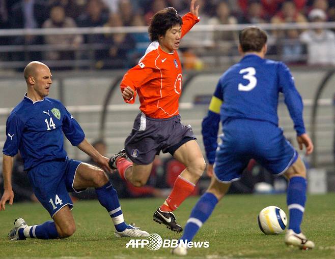 지난 2005년 3월 열린 한국과 우즈베키스탄의 2006 독일 월드컵 아시아 최종예선에서 박지성(가운데)이 드리블 돌파를 하고 있다. /AFPBBNews=뉴스1