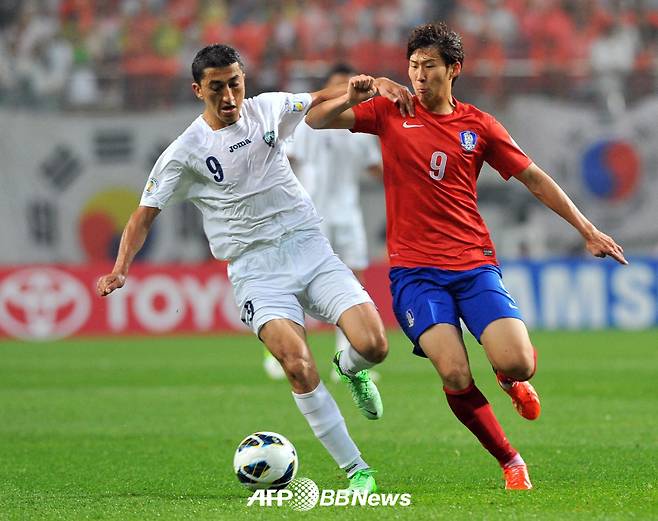 지난 2013년 6월 한국과 우즈베키스탄의 2014 브라질 월드컵 아시아 최종예선에서 치열한 볼 경합을 하고 있는 손흥민(오른쪽). /AFPBBNews=뉴스1