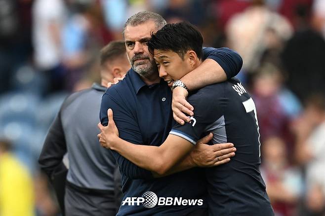 토트넘 주장 손흥민을 안아주고 있는 엔지 포스테코글루 전 토트넘 감독. 포스테코글루 감독은 손흥민에게 처음으로 토트넘 구단 주장 완장을 맡긴 사령탑이다. /AFPBBNews=뉴스1