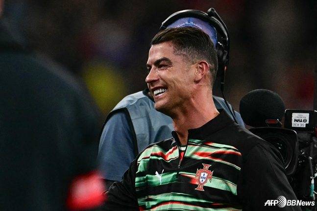 크리스티아누 호날두가 9일(한국시간) 독일 뮌헨의 알리안츠 아레나에서 열린 2024~2025시즌 유럽축구연맹(UEFA) 네이션스리그(NL) A 챔피언십 결승전 승리 확정 후 감격에 젖은듯 눈물을 흘리고 있다. /AFPBBNews=뉴스1