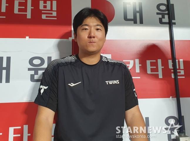 LG 송승기가 8일 고척 LG전에서 승리투수가 된 뒤 취재진과 인터뷰에 응하고 있다. /사진=김동윤 기자