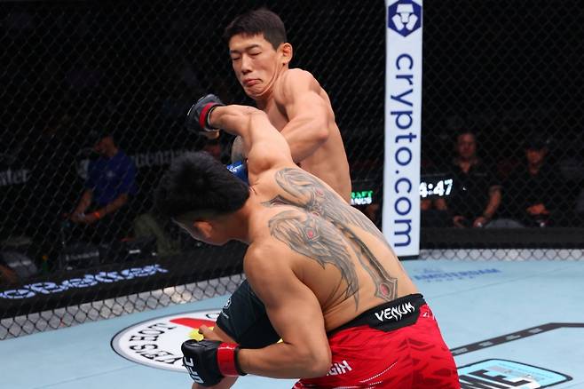 유주상과 제카 사라기 경기 중. /사진=UFC 제공