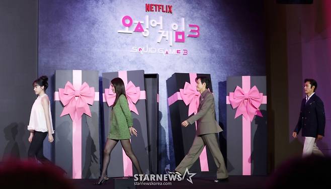 (서울=뉴스1) 권현진 기자 = 배우 조유리(왼쪽부터)와 박규영, 이정재, 이병헌이 9일 서울 용산구 서울드래곤시티에서 열린 넷플릭스 시리즈 '오징어 게임' 시즌3 제작발표회에 참석하고 있다.  '오징어 게임' 시즌3은 자신만의 목적을 품고 다시 참가한 게임에서 가장 친한 친구를 잃고 만 ‘기훈’과, 정체를 숨긴 채 게임에 숨어들었던 프론트맨, 그리고 그 잔인한 게임 속에서 살아남은 참가자들의 마지막 운명을 그린 이야기?다. 2025.6.9/뉴스1  Copyright (C) 뉴스1. All rights reserved. 무단 전재 및 재배포,  AI학습 이용 금지. /사진=(서울=뉴스1) 권현진 기자
