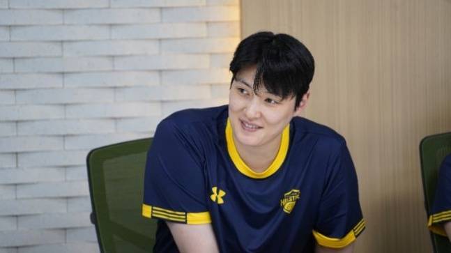 현대건설 김희진이 9일 경기도 용인시에 위치한 현대건설 체육관에서 열린 기자회견에서 취재진과 인터뷰하고 있다. /사진=현대건설 배구단 제공