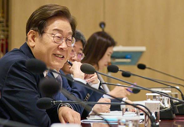 (서울=뉴스1) = 이재명 대통령이 9일 서울 용산구 대통령실 청사에서 열린 비상경제점검 TF 2차 회의를 주재하고 있다.  (대통령실 제공. 재판매 및 DB 금지) 2025.6.9/뉴스1  Copyright (C) 뉴스1. All rights reserved. 무단 전재 및 재배포,  AI학습 이용 금지. /사진=(서울=뉴스1)