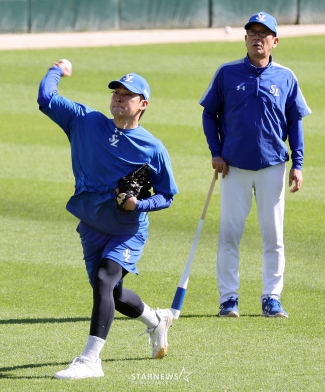 삼성 최일언(오른쪽) 코치가 4일 인천SSG랜더스필드에서 열리는 2025KBO리그 삼성라이온즈와 SSG랜더스의 경기에 앞서 삼성 불펜 임창민의 투구를 점검하고 있다. /사진=강영조 선임기자