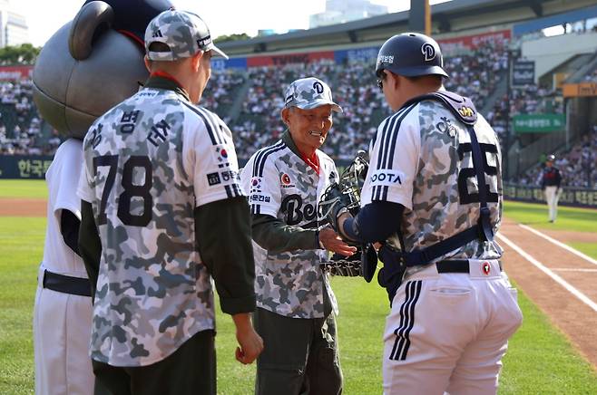 김두만(가운데) 전 참모총장이 6일 잠실 롯데-두산전에서 시구를 마친 뒤 포수 양의지와 인사를 나누고 있다. /사진=두산 베어스 제공