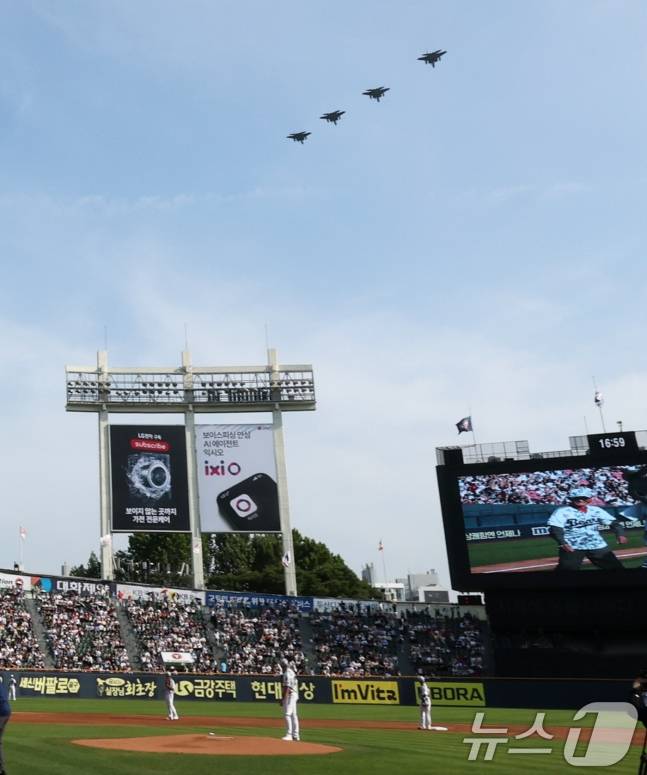 현충일인 6일 서울 송파구 잠실야구장에서 열린 프로야구 신한솔뱅크 KBO리그 두산과 롯데의 경기에 앞서 F-15K 전투기 편대가 야구장 상공에서 기념비행을 하고 있다. /사진=뉴스1