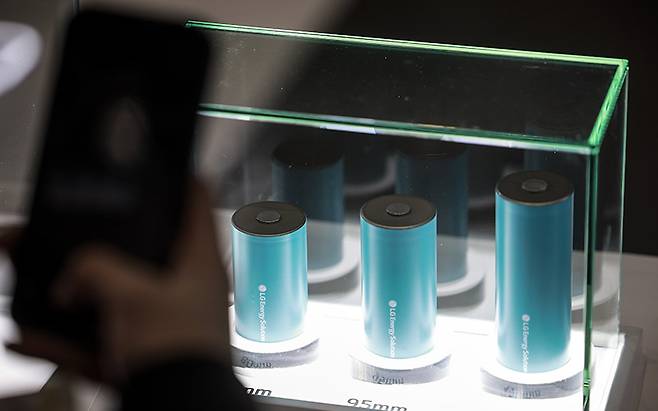 세계 전기차용 배터리 시장에서 한국 기업들의 위상이 약해지고 있다.[사진｜뉴시스]