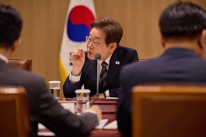 이재명 대통령이 9일 서울 용산구 대통령실 청사에서 열린 2차 비상경제점검 태스크포스(TF)회의에서 발언하고 있다. [사진 | 뉴시스]