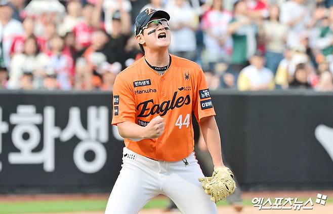 17일 오후 대전 한화생명 볼파크에서 열린 '2025 신한 SOL Bank KBO리그' SSG 랜더스와 한화 이글스의 더블헤더 1차전 경기, 한화가 8이닝 2피안타 1볼넷 18탈삼진 무실점 괴력투를 선보인 폰세의 호투에 힘입어 SSG에 1:0 승리를 거뒀다. 이날 경기에서 승리한 한화 김서현이 기뻐하고 있다. 엑스포츠뉴스 DB