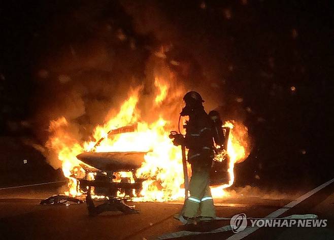 고라니 피하려다 승용차 전소 (홍성=연합뉴스) 지난 8일 오후 9시48분께 충남 홍성군 서해안고속도로 서울 방면 홍성휴게소 부근을 지나던 그랜저 승용차가 고라니를 피하려다 갓길 콘크리트 방호벽을 들이받고 불이나 출동한 소방대원이 화재를 진압하고 있다. 2025.6.9 [독자 제공. 재판매 및 DB 금지] coolee@yna.co.kr