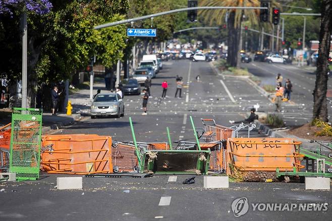 8일 LA 남쪽 지역의 한 거리에 시위 물품이 널브러져 있다 [AFP=연합뉴스. 재판매 및 DB 금지]