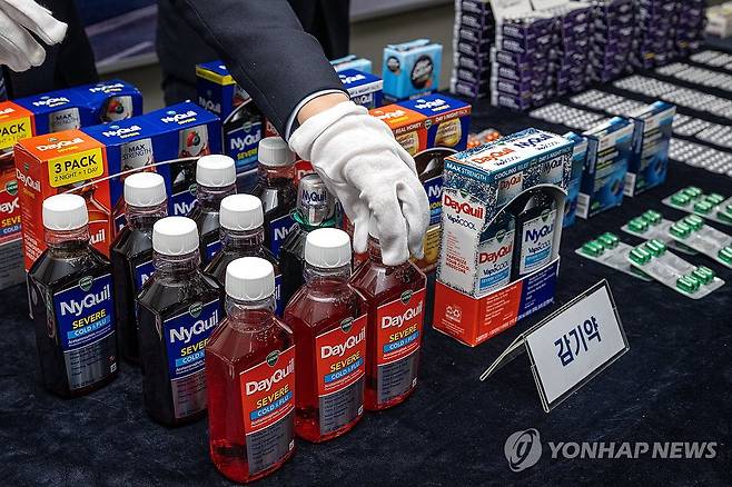 마약류 함유 불법 의약품 적발 나선 관세청 (영종도=연합뉴스) 관세청이 18일 인천 중구 운서동 인천공항세관 특송물류센터에서 적발된 마약류 성분이 함유된 불법 의약품을 공개하고 있다.
    관세청은 최근 마약류 성분이 함유된 감기약, 수면제 및 다이어트약 등 불법 의약품의 국내 반입이 급증함에 따라 외국에서 판매되는 마약류 함유 의약품을 해외직구, 여행자 휴대품, 이사화물 등을 통해 국내로 반입하는 행위를 강력히 단속하겠다고 밝혔다. 2025.3.18 [공항사진기자단] photo@yna.co.kr