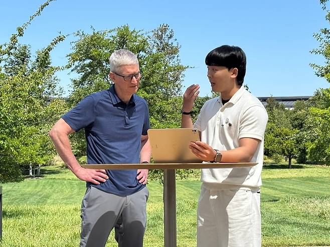 팀 쿡 CEO "삶을 변화시킬 수 있는 힘을 가진 앱" [쿠퍼티노(미 캘리포니아주)=연합뉴스] 김태종 특파원 = 팀 쿡 애플 최고경영자(왼쪽)가 8일(현지시간) 오전 '스위프트 스튜던트 챌린지'에 우수 개발자로 선정된 한가온 씨로부터 앱 설명을 듣고 있다. 2025. 6. 9 taejong75@yna.co.kr