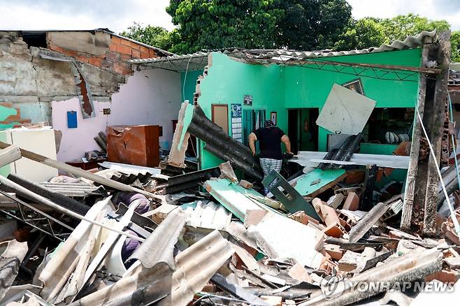 강진으로 무너진 콜롬비아 주택 (파라테부에노 로이터=연합뉴스) 8일(현지시간) 규모 6.3의 강진에 무너진 콜롬비아 파라테부에노의 산타 세실리아 지역에서 한 주민이 무너진 주택 잔해를 뒤지고 있다. 2025.6.8