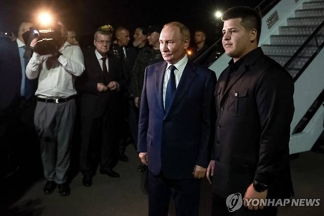 푸틴 대통령과 사진 찍는 카디로프의 아들 아담 카디로프(오른쪽) 모습 [타스=연합뉴스. 러시아 대통령 언론실 제공. 재판매 및 DB 금지]