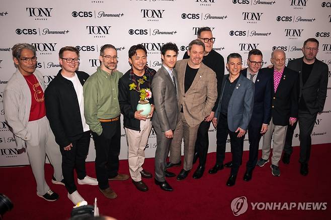 지난달 8일(현지시간) 토니상 노미네이트 레드카펫에서 포즈 취한 '어쩌면 해피엔딩' 출연진과 제작진 [UPI=연합뉴스. 재판매 및 DB 금지]