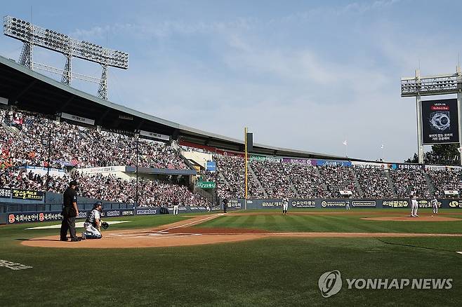오늘도 야구는 만석 (서울=연합뉴스) 임화영 기자 = 현충일인 6일 서울 잠실야구장에서 열린 프로야구 롯데 자이언츠와 두산 베어스의 경기가 관중들로 가득 차 있다. 2025.6.6 hwayoung7@yna.co.kr
