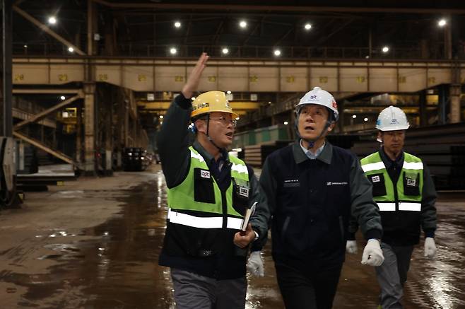 지난해 12월 동국제강 방문한 이강덕 포항시장(가운데) [포항시 제공. 재판매 및 DB 금지]