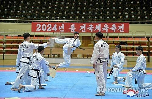 2024년 봄 전국체육축전의 태권도 경기  (평양 조선중앙통신=연합뉴스) 북한은 2024년 3월 14일 청춘거리 농구경기관에서 '2024년 봄 전국체육축전'이 개막됐다고 조선중앙통신이 보도했다. 체육축전에서는 축구, 농구, 배구, 역기, 체조, 태권도를 비롯한 31개 종목의 530여 개 세부종목 경기가 진행되게 된다고 통신은 전했다.
    [국내에서만 사용가능. 재배포 금지. For Use Only in the Republic of Korea. No Redistribution]
