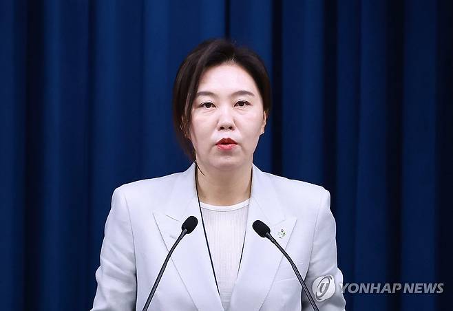 강유정 대통령실 대변인, 경호처 인사 관련 현안 브리핑 (서울=연합뉴스) 홍해인 기자 = 강유정 대통령실 대변인이 9일 서울 용산 대통령실 청사에서 대통령경호처 인사 관련 현안 브리핑을 하고 있다. 2025.6.9 hihong@yna.co.kr