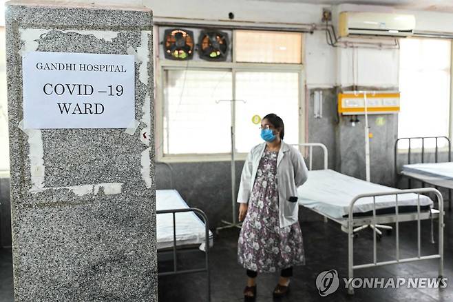 코로나19 환자 병동 살펴보는 인도 의사 2025년 5월 24일 인도 남부 텔랑가나주의 한 정부병원에 마련된 코로나19 환자 병동을 한 의사가 살펴보고 있다. [AFP 연합뉴스 자료사진. 재판매 및 DB 금지]