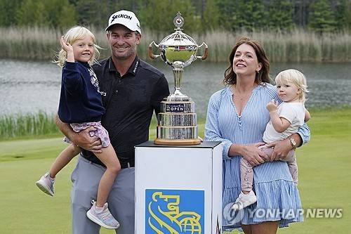 아내, 두 딸과 함께 기뻐하는 폭스. [AP=연합뉴스]