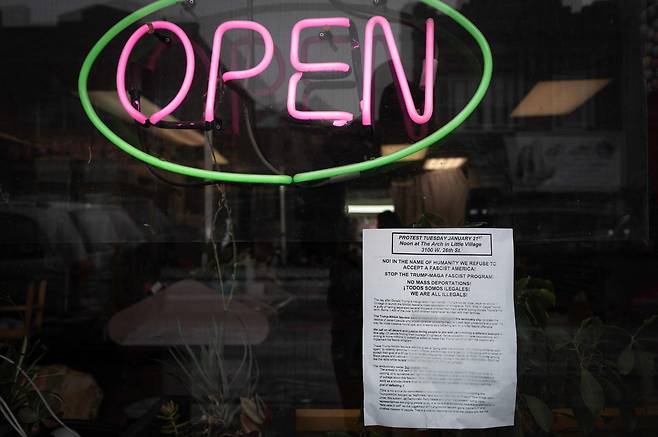 기사와 관련 없는 자료사진입니다.  1월 22일 시카고 인근 지역의 한 가게. 대규모 추방에 반대하는 시위에 동참할 것을 촉구하는 전단이 유리에 붙어 있다. [AFP 연합뉴스 자료사진. 게티이미지. 재판매 및 DB 금지]