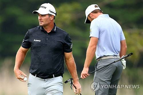 연장전에서 우승한 폭스(왼쪽)와 패배한 번스. [AFP/게티이미지=연합뉴스]