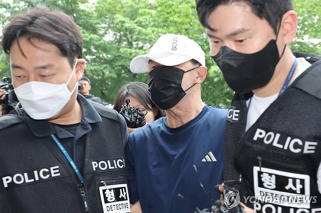 지하철 5호선 방화범 영장실질심사 (서울=연합뉴스) 이진욱 기자 = 서울 지하철 5호선 열차 안에 불을 지른 60대 남성이 2일 영장실질심사를 위해 서울 양천구 서울남부지법에 출석하고 있다. 2025.6.2 cityboy@yna.co.kr