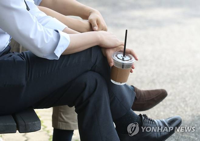 테이크아웃 커피 들고 공원으로 [연합뉴스 자료사진]