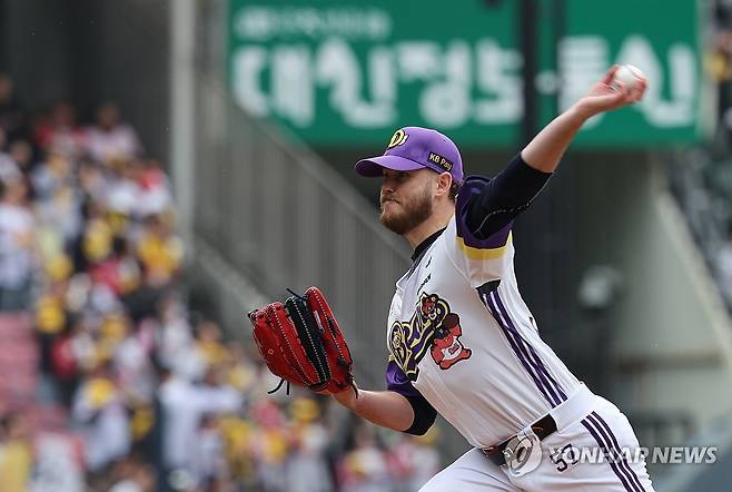 역투하는 콜어빈 (서울=연합뉴스) 임화영 기자 = 5일 서울 잠실야구장에서 열린 프로야구 LG 트윈스와 두산 베어스의 경기.
    두산 선발 콜어빈이 역투하고 있다. 2025.5.5 hwayoung7@yna.co.kr