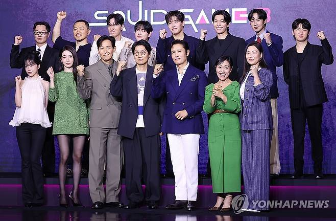 넷플릭스 글로벌 흥행작 '오징어 게임3' 주역들 (서울=연합뉴스) 진연수 기자 = 9일 서울 용산구 드래곤시티 호텔에서 열린 넷플릭스 글로벌 흥행작 '오징어 게임' 시즌3 제작발표회에서 감독 및 출연 배우들이 포즈를 취하고 있다. 2025.6.9 jin90@yna.co.kr