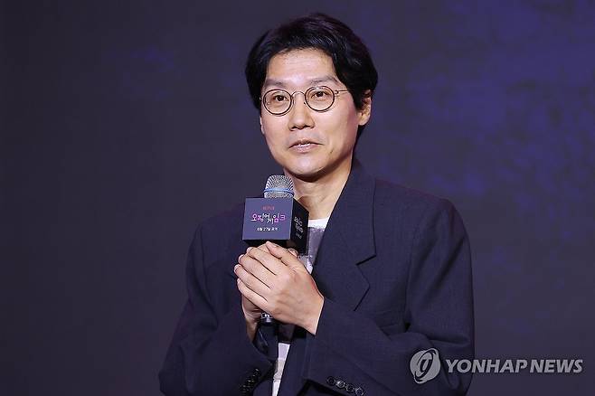 '오징어 게임' 시즌3 연출한 황동혁 감독 (서울=연합뉴스) 진연수 기자 = 황동혁 감독이 9일 서울 용산구 드래곤시티 호텔에서 열린 넷플릭스 글로벌 흥행작 '오징어 게임' 시즌3 제작발표회에서 인사말을 하고 있다. 2025.6.9 jin90@yna.co.kr
